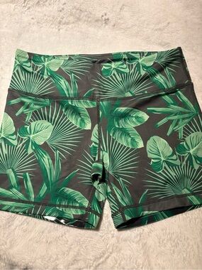 IAB MFG Mid-Rise Green Tropical Print Bike Shorts — Women, size 6/Small